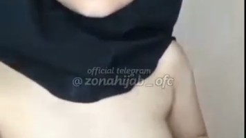 Cewek Hijab Sar i Hitam Buka Baju Pap Bugil