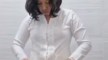 Ibu Guru Ganti Baju Di WC Umum Pap Bugil