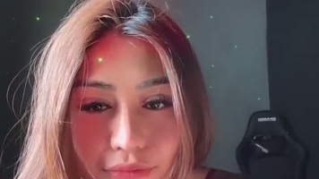 Dhea Zautha Model Sexy Mencoba Live di Instagram