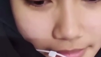 Jilbab Cantik Imut Doyan Nyepong Kena Crot Di Muka