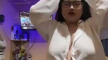 Puting Susu Tobrut Kak Lynn Kemeja Putih Instagram
