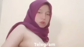 Cewek Jilbab Nakal Pamer Itil Colok Lubangnya