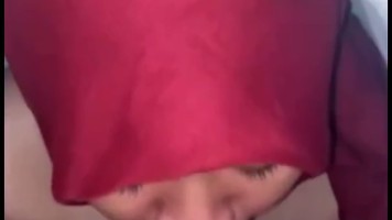 Sepongan Nikmat Cewe Jilbab Merah Penuh Nafsu
